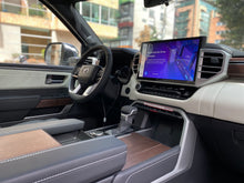 Cargar imagen en el visor de la galería, Toyota Sequoia Capstone Hibrida Modelo 2025
