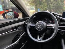 Cargar imagen en el visor de la galería, Mazda 3 Touring Híbrido Modelo 2025
