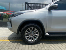Cargar imagen en el visor de la galería, Toyota Fortuner SRV Modelo 2022

