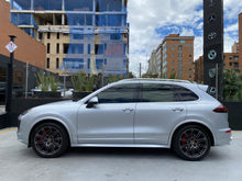 Cargar imagen en el visor de la galería, Porsche Cayenne GTS Modelo 2016
