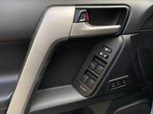 Cargar imagen en el visor de la galería, Toyota Land Cruiser Prado VXL Blindada Modelo 2018

