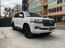 Cargar imagen en el visor de la galería, Toyota Land Cruiser 200 VX Blindada Modelo 2020
