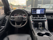 Cargar imagen en el visor de la galería, Toyota Land cruiser 300 ZX Modelo 2023
