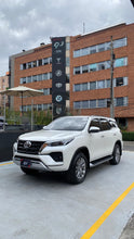 Cargar imagen en el visor de la galería, Toyota Fortuner SRV Modelo 2022
