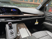 Cargar imagen en el visor de la galería, Cadillac Escalade 600D Modelo 2024

