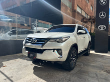 Cargar imagen en el visor de la galería, Toyota Fortuner Modelo 2017
