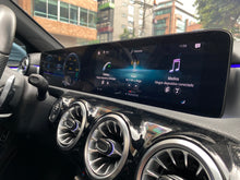 Cargar imagen en el visor de la galería, Mercedes-Benz A200 Sedan Modelo 2022
