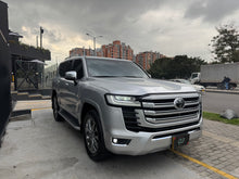 Cargar imagen en el visor de la galería, Toyota Land cruiser 300 ZX Modelo 2023
