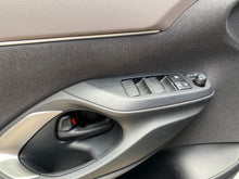 Cargar imagen en el visor de la galería, Toyota Yaris Cross XLS Híbrida Modelo 2023
