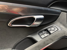Cargar imagen en el visor de la galería, Porsche Cayman GTS Modelo 2015
