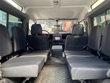 Cargar imagen en el visor de la galería, Land Rover Defender Ninety Modelo 2006

