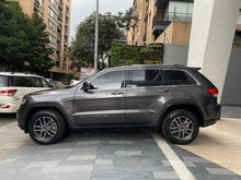 Cargar imagen en el visor de la galería, Jeep Grand Cherokee Laredo Modelo 2019
