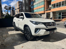 Cargar imagen en el visor de la galería, Toyota Fortuner Modelo 2017
