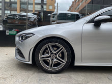 Cargar imagen en el visor de la galería, Mercedes-Benz CLA 200 Modelo 2023
