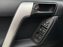 Cargar imagen en el visor de la galería, Toyota Prado TXL Modelo 2020
