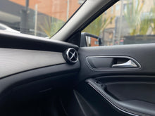 Cargar imagen en el visor de la galería, Mercedes-Benz GLA 200 Modelo 2019
