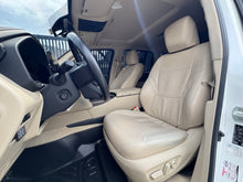 Cargar imagen en el visor de la galería, Toyota LC300 VX-R Diésel Modelo 2024
