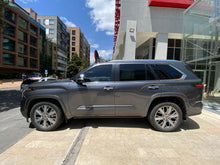Cargar imagen en el visor de la galería, Toyota Sequoia Capstone Hibrida Modelo 2024
