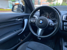 Cargar imagen en el visor de la galería, BMW 120I Paquete M Modelo 2017
