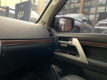 Cargar imagen en el visor de la galería, Toyota Land Cruiser 200 VX Blindada Modelo 2020
