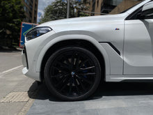 Cargar imagen en el visor de la galería, BMW X6 M50I Blindada Modelo 2023
