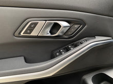 Cargar imagen en el visor de la galería, BMW 330I Modelo 2019
