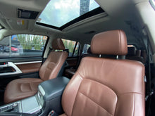 Cargar imagen en el visor de la galería, Toyota Land Cruiser 200 Modelo 2018
