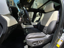 Cargar imagen en el visor de la galería, Toyota Sequoia Capstone Hibrida Modelo 2024
