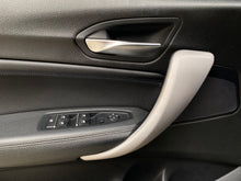 Cargar imagen en el visor de la galería, BMW 120I Paquete M Modelo 2019
