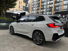 Cargar imagen en el visor de la galería, BMW IX1 xDrive30 Modelo 2025
