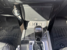 Cargar imagen en el visor de la galería, Toyota Prado TXL Modelo 2014
