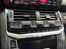 Cargar imagen en el visor de la galería, Toyota Land Cruiser 300 GR Sport Modelo 2024
