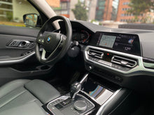 Cargar imagen en el visor de la galería, BMW 330I Modelo 2019
