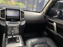 Cargar imagen en el visor de la galería, Toyota Land Cruiser 200 VX Blindada Modelo 2020
