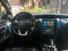 Cargar imagen en el visor de la galería, Toyota Fortuner Modelo 2017
