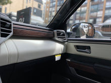 Cargar imagen en el visor de la galería, Toyota Sequoia Capstone Hibrida Modelo 2025
