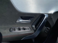 Cargar imagen en el visor de la galería, Mercedes-Benz CLA 180 Modelo 2022
