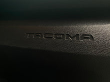 Cargar imagen en el visor de la galería, Toyota Tacoma TRD Pro Modelo 2020
