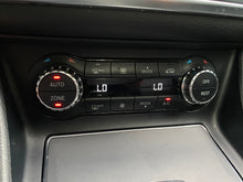 Cargar imagen en el visor de la galería, Mercedes-Benz GLA 200 Modelo 2018
