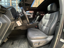 Cargar imagen en el visor de la galería, Toyota Land Cruiser 300 ZX Modelo 2023
