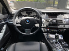Cargar imagen en el visor de la galería, BMW 520I Modelo 2016
