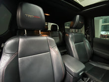 Cargar imagen en el visor de la galería, Toyota Tacoma TRD Pro Modelo 2020
