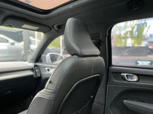 Cargar imagen en el visor de la galería, Volvo XC40 Momentum T4 Modelo 2020
