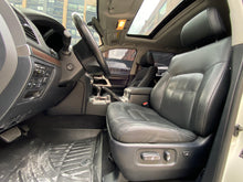 Cargar imagen en el visor de la galería, Toyota Land Cruiser 200 VX Blindada Modelo 2020
