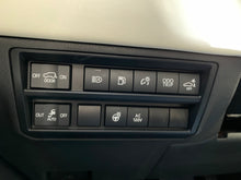 Cargar imagen en el visor de la galería, Toyota Sequoia Capstone Hibrida Modelo 2024
