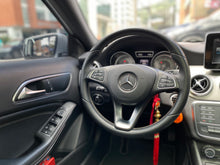 Cargar imagen en el visor de la galería, Mercedes-Benz GLA 200 Modelo 2017
