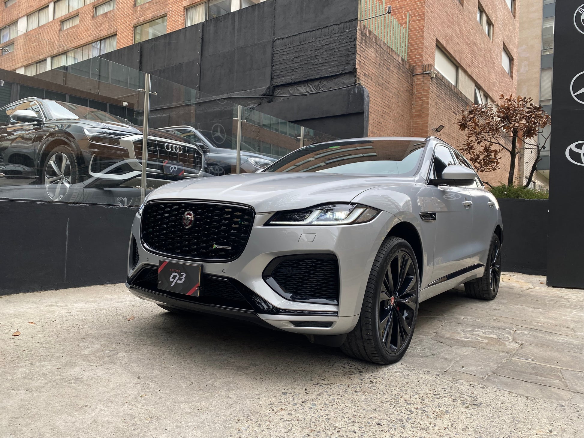 Jaguar F Pace P400 Hibrida Modelo 2022 - Autos 93