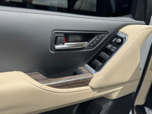 Cargar imagen en el visor de la galería, Toyota LC300 VX-R Diésel Modelo 2024
