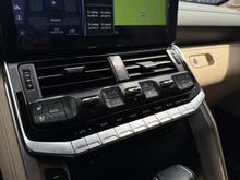 Cargar imagen en el visor de la galería, Toyota LC300 VX-R Diésel Modelo 2024
