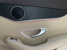 Cargar imagen en el visor de la galería, Mercedes-Benz GLC 300 4MATIC Modelo 2020
